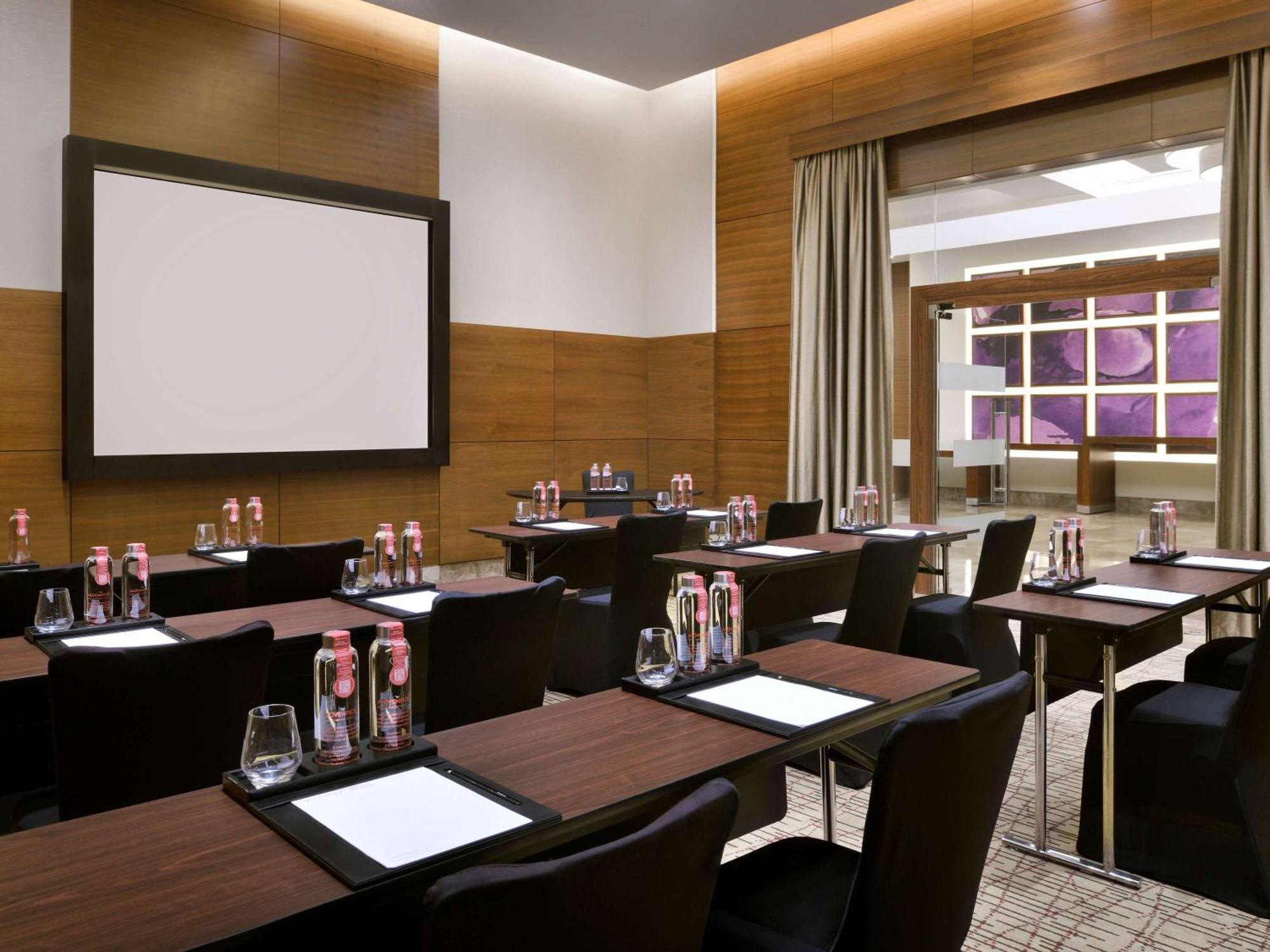 Отель Moevenpick Jumeirah 5*